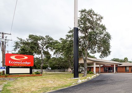 Pet Friendly Econo Lodge Inn & Suites Fulton Rockport in Fulton, Texas