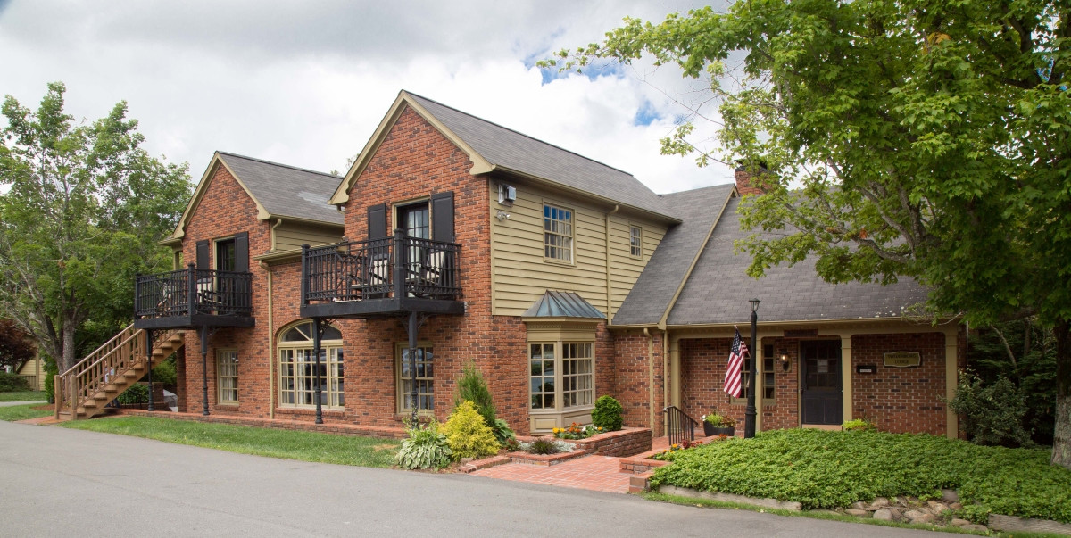 Pet Friendly Hillwinds Inn in Blowing Rock, North Carolina