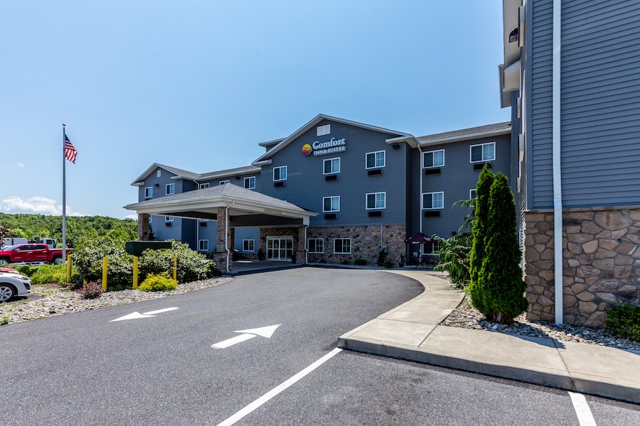 Pet Friendly Comfort Inn and Suites Barnesville - Frackville in Barnesville, Pennsylvania