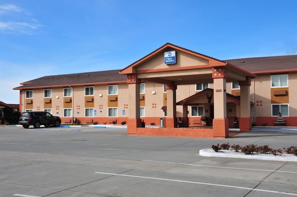 Pet Friendly Best Western Antelope Inn & Suites in Red Bluff, California
