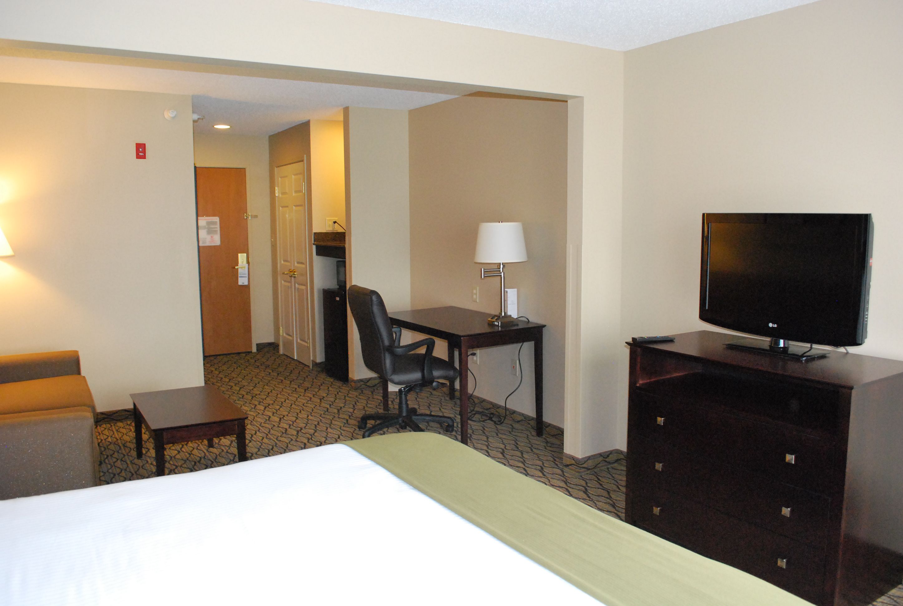 Pet Friendly Holiday Inn Express Bloomington West in Bloomington, Illinois