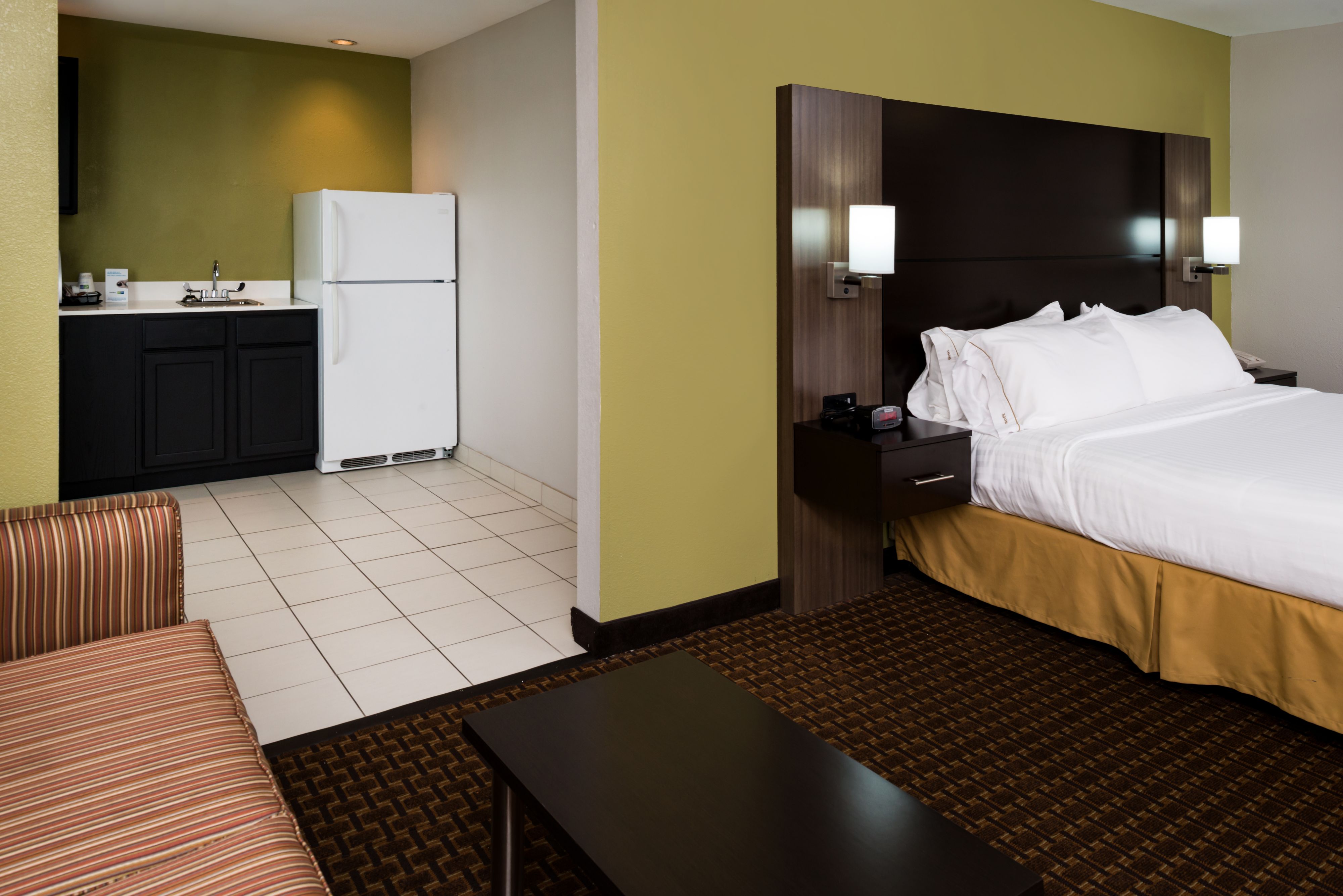 Pet Friendly Holiday Inn Express & Suites Bucyrus in Bucyrus, Ohio