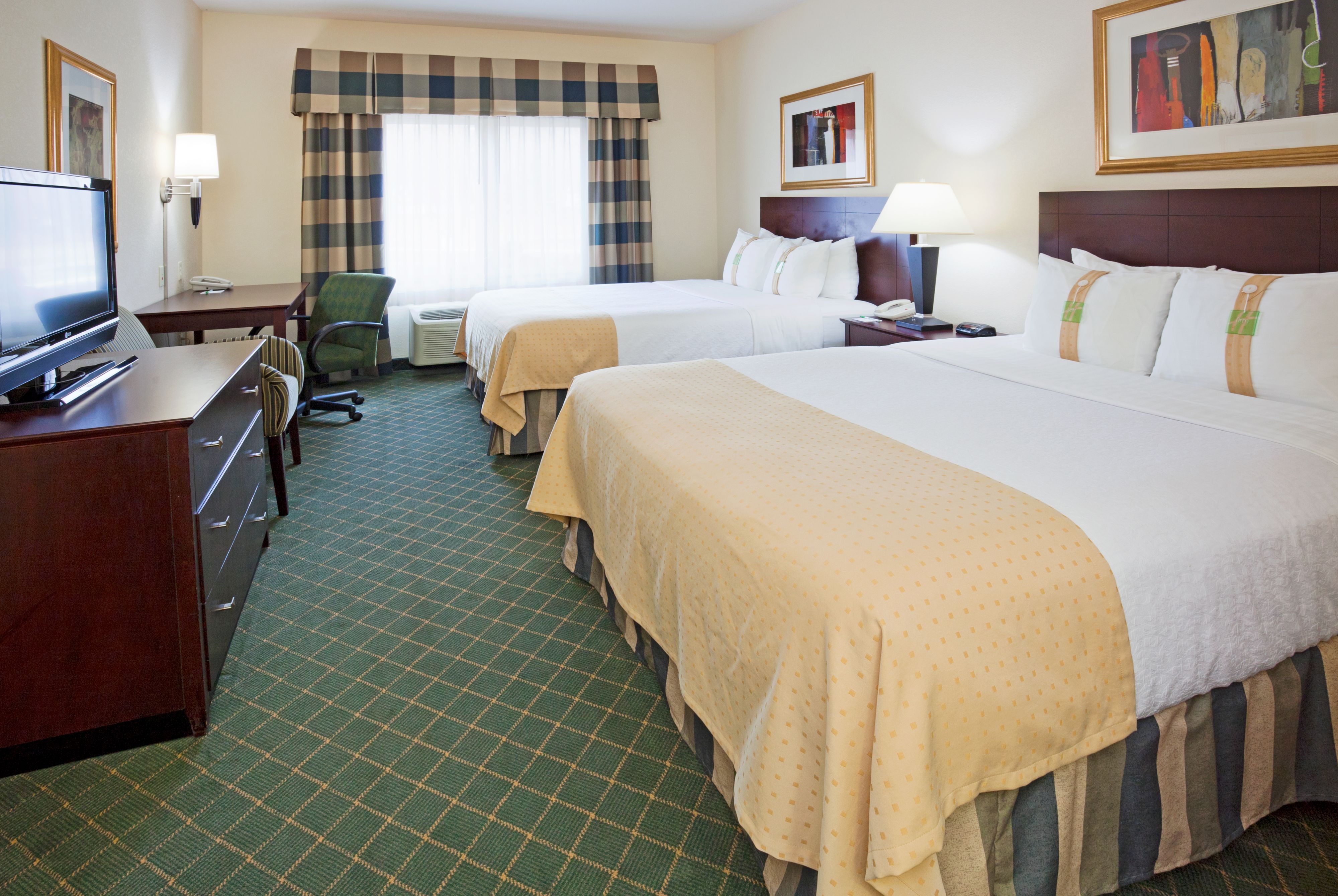 Pet Friendly Holiday Inn Conference Ctr Marshfield in Marshfield, Wisconsin