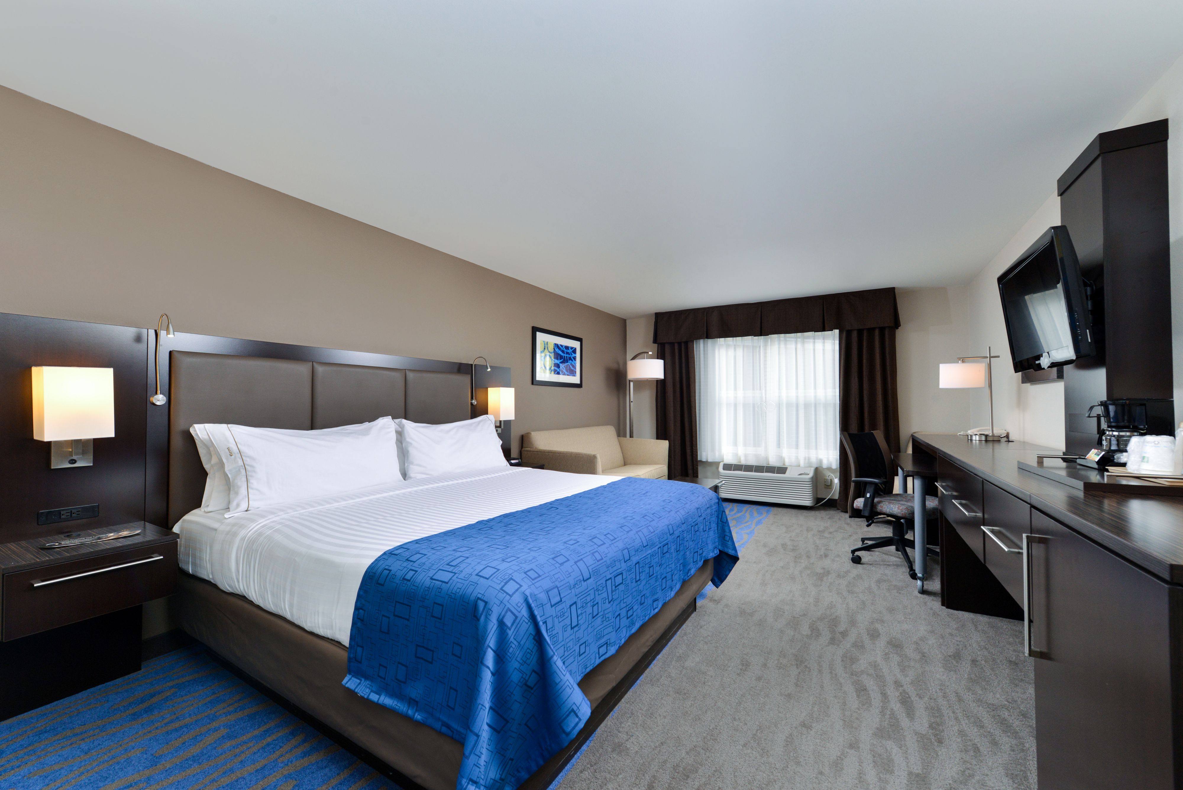 Pet Friendly Holiday Inn Express & Suites St. Louis West-O'Fallon in Arnold, Missouri