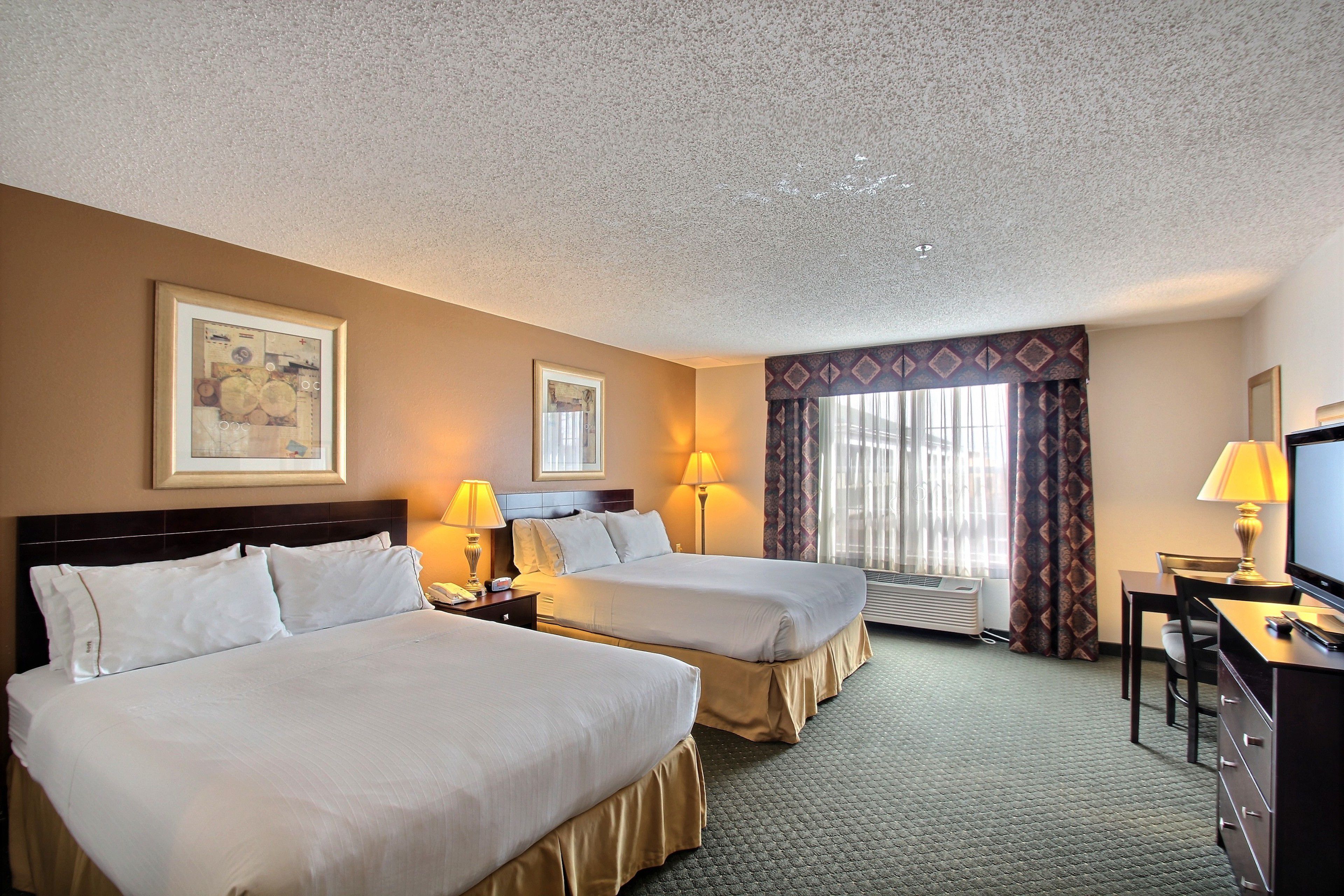 Pet Friendly Holiday Inn Express & Suites Oshkosh-Sr 41 in Oshkosh, Wisconsin