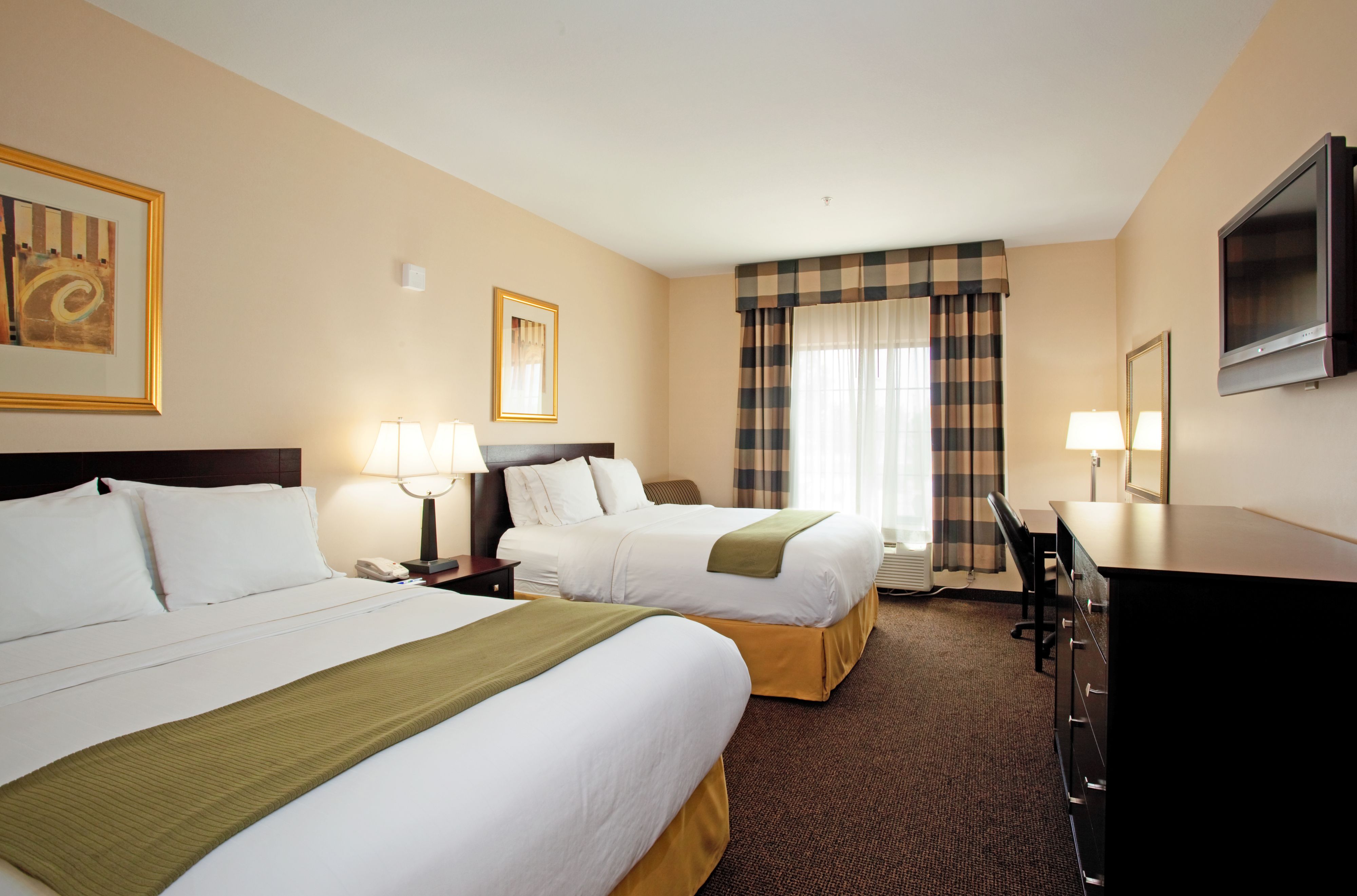 Pet Friendly Holiday Inn Express & Suites Longmont in Longmont, Colorado