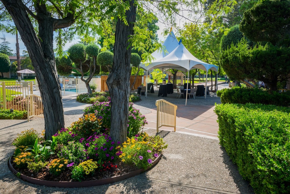 Pet Friendly Los Gatos Lodge in Los Gatos, California