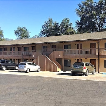 Pet Friendly Miner's Motel in Jamestown, California