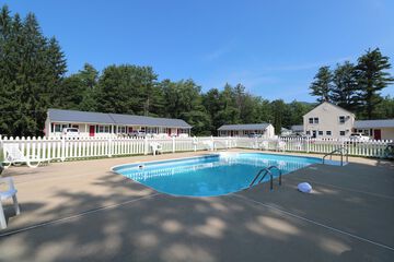 Pet Friendly The Villager Motel in Bartlett, New Hampshire