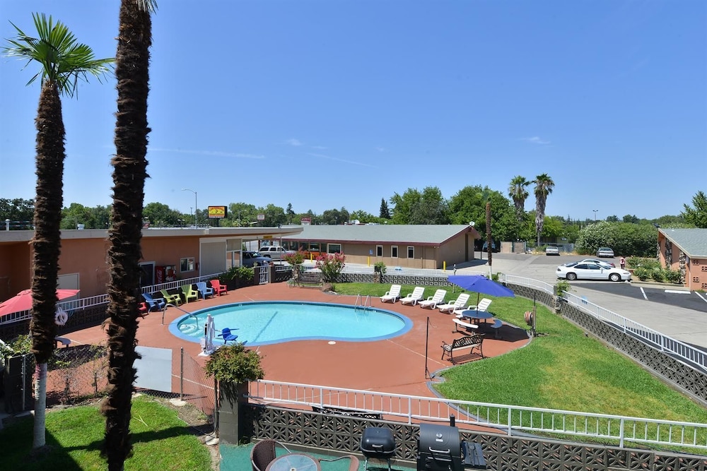 Pet Friendly Americas Best Value Inn in Red Bluff, California