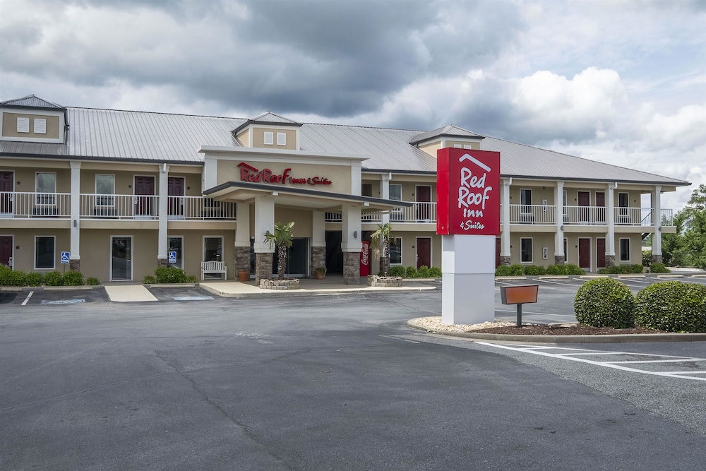 Pet Friendly Red Roof Inn & Suites Calhoun in Calhoun, Georgia
