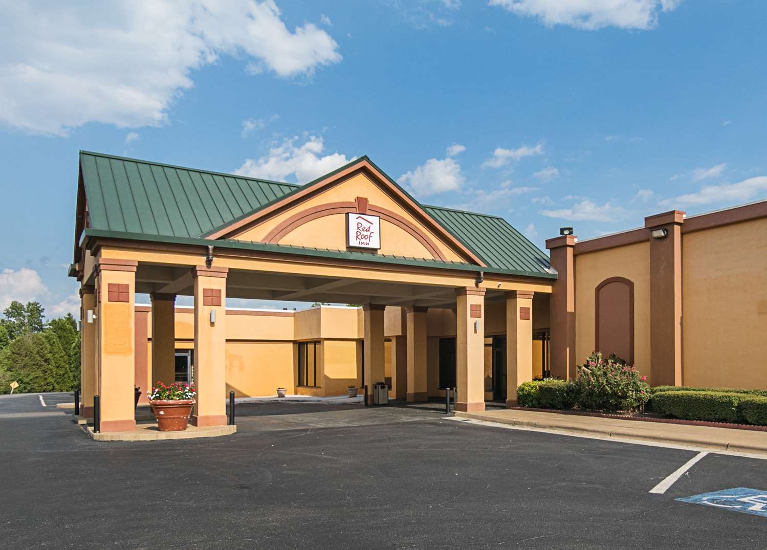 Pet Friendly Red Roof Inn Forsyth in Forsyth, Georgia