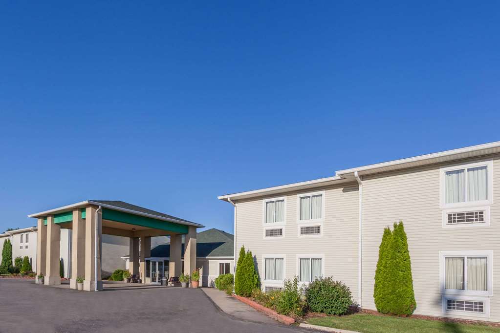 Pet Friendly Days Inn And Suites Dundee in Dundee, Michigan