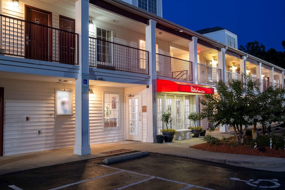 Pet Friendly Red Roof Inn & Suites Wilson in Wilson, North Carolina