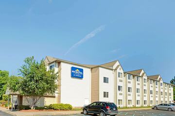 Pet Friendly Microtel Inn And Suites Detroit Roseville in Roseville, Michigan