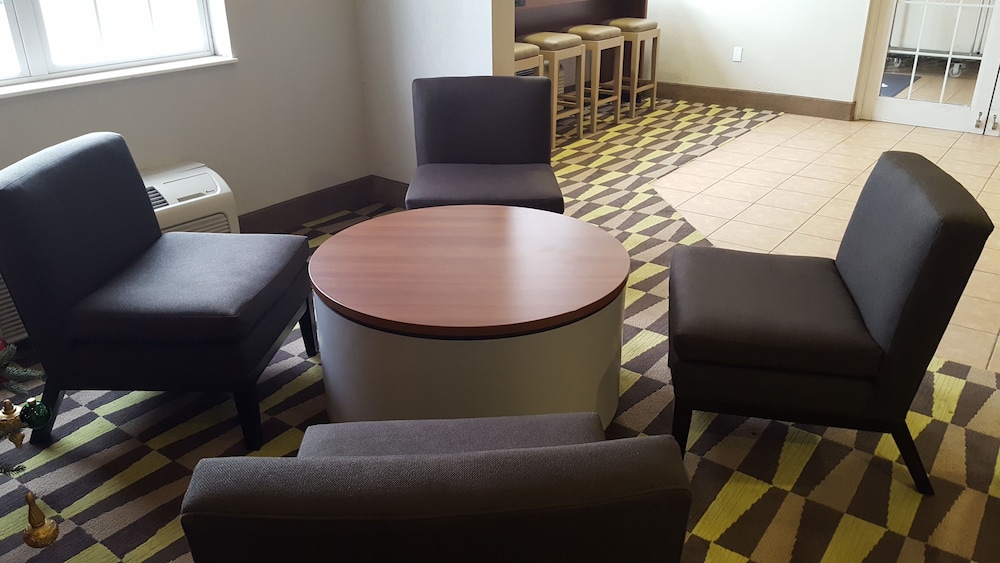 Pet Friendly Microtel Inn And Suites Bellevue in Bellevue, Nebraska