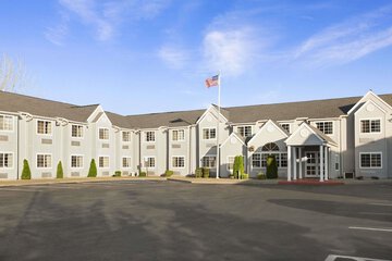 Pet Friendly Microtel Inn Albany Airport in Latham, New York