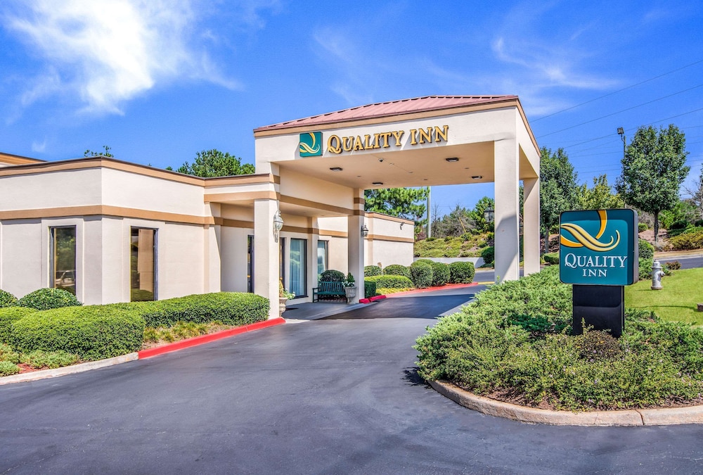 Pet Friendly Quality Inn in Suwanee, Georgia