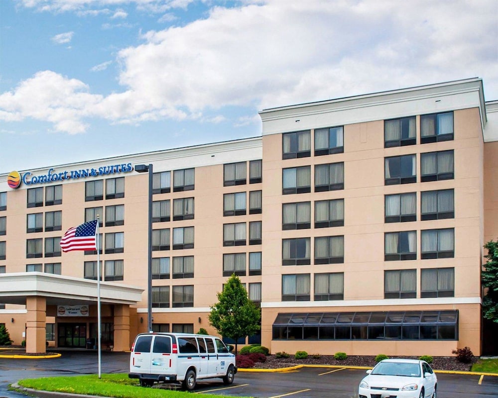 Pet Friendly Comfort Inn & Suites Watertown - 1000 Islands in Watertown, New York