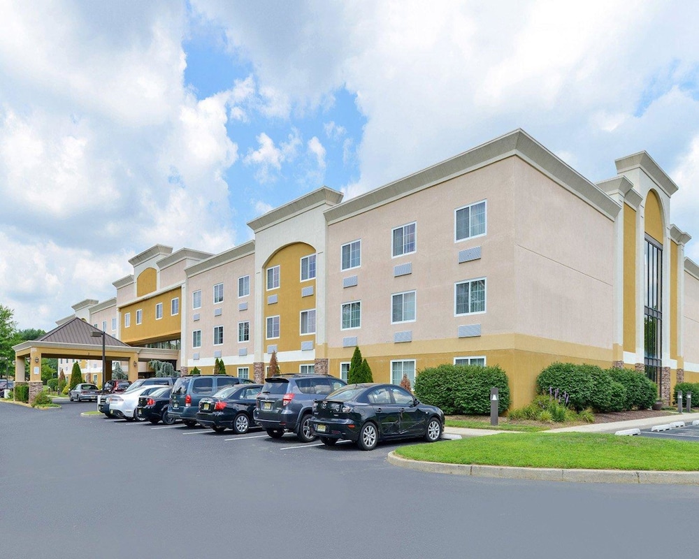 Pet Friendly Quality Suites in Tinton Falls, New Jersey