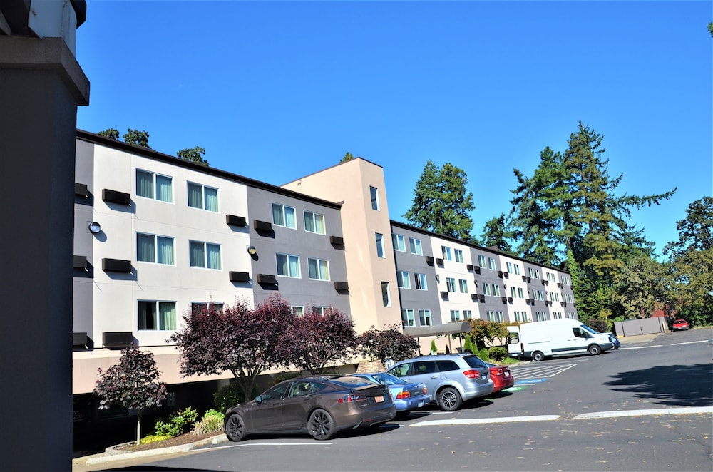 Pet Friendly Comfort Inn & Suites Beaverton - Portland West in Beaverton, Oregon