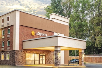Pet Friendly La Quinta Inn & Suites Charlottesville-UVA Medical in Charlottesville, Virginia