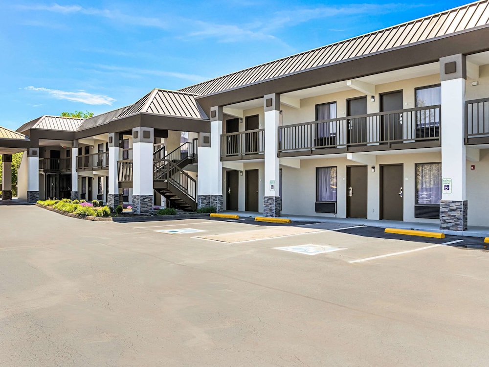 Pet Friendly Rodeway Inn & Suites in Knoxville, Tennessee