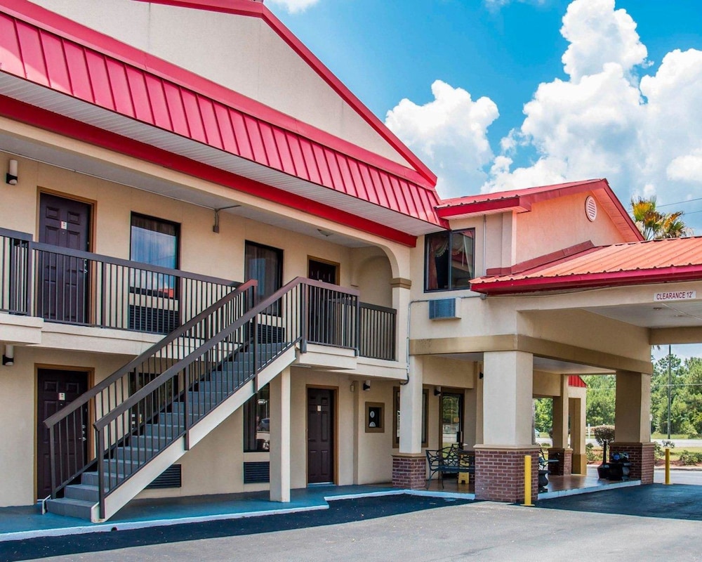 Pet Friendly Econo Lodge in Richmond Hill, Georgia