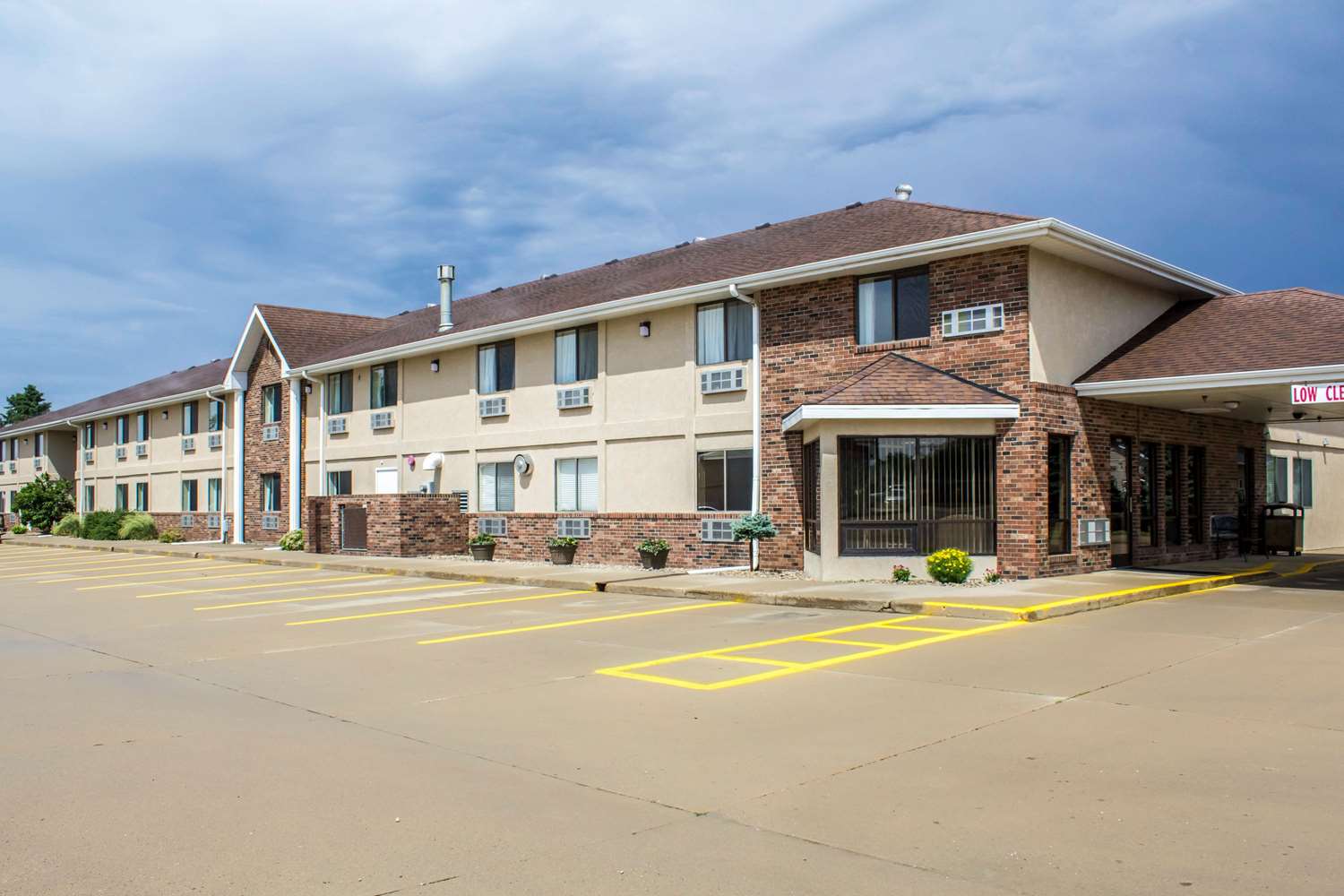 Pet Friendly Econo Lodge in Sioux Center, Iowa