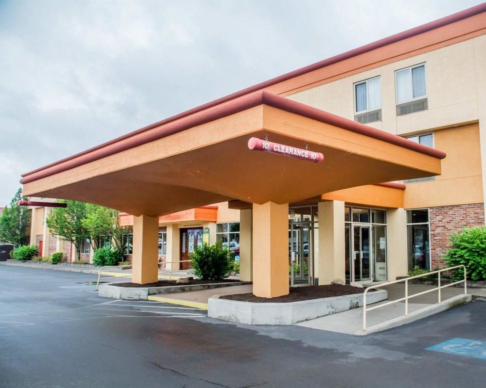 Pet Friendly Quality Inn & Suites Riverfront in Oswego, New York