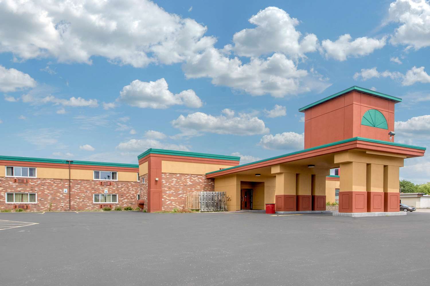 Pet Friendly Econo Lodge in Wisconsin Rapids, Wisconsin