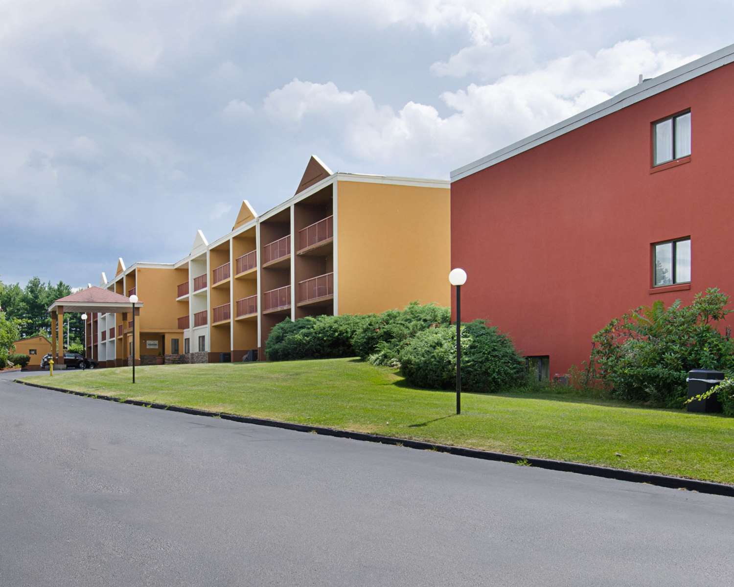 Pet Friendly Quality Inn & Suites in Worcester, Massachusetts