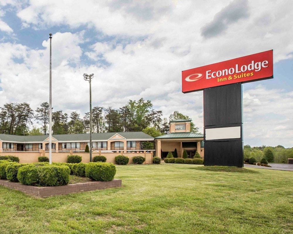 Pet Friendly Econo Lodge Inn & Suites in Pilot Mountain, North Carolina