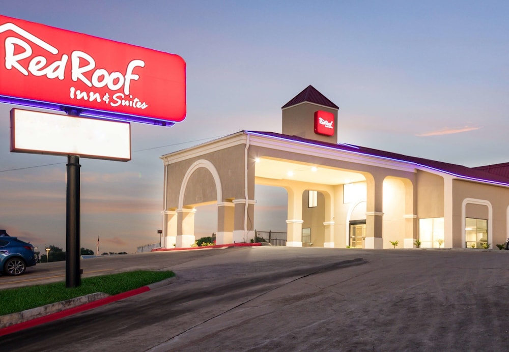 Pet Friendly Red Roof Inn & Suites Austin East Manor in Manor, Texas