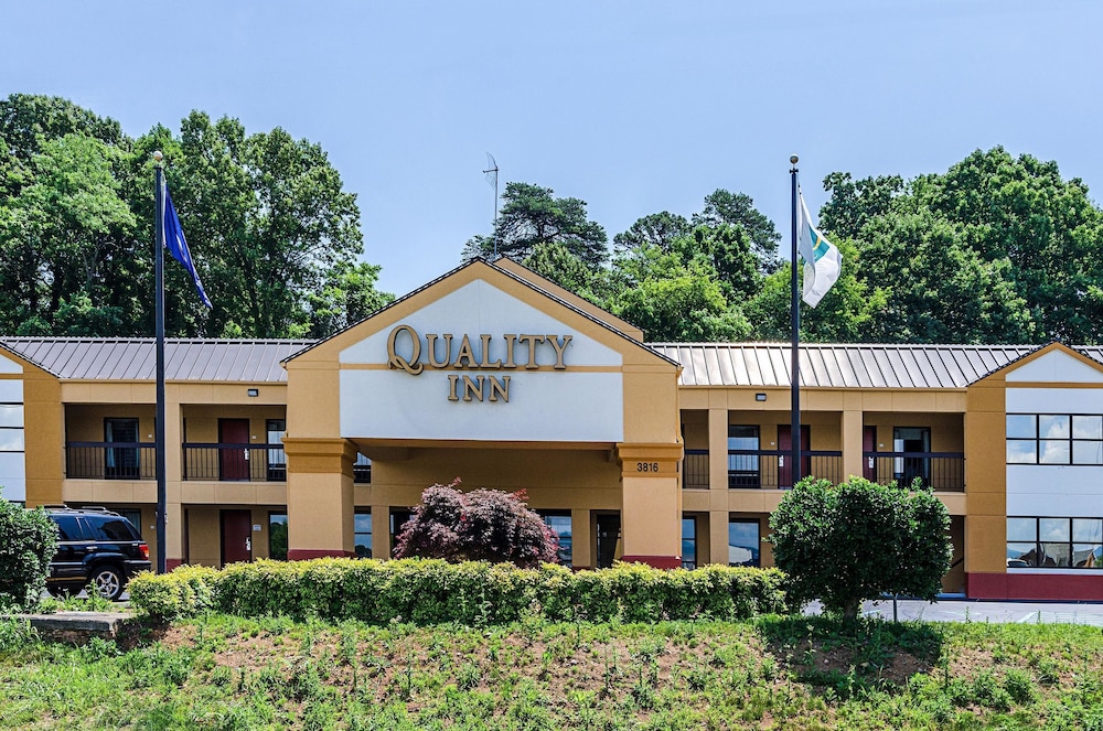 Pet Friendly Quality Inn Tanglewood in Roanoke, Virginia