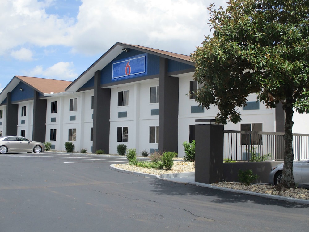 Pet Friendly Motel 6 Chattanooga TN Airport in Chattanooga, Tennessee