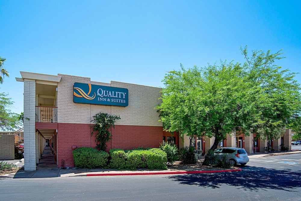 Pet Friendly Quality Inn and Suites Phoenix NW - Sun City in Youngtown, Arizona
