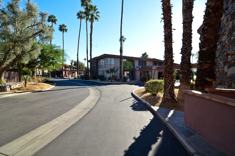 Pet Friendly Best Western Date Tree Hotel in Indio, California