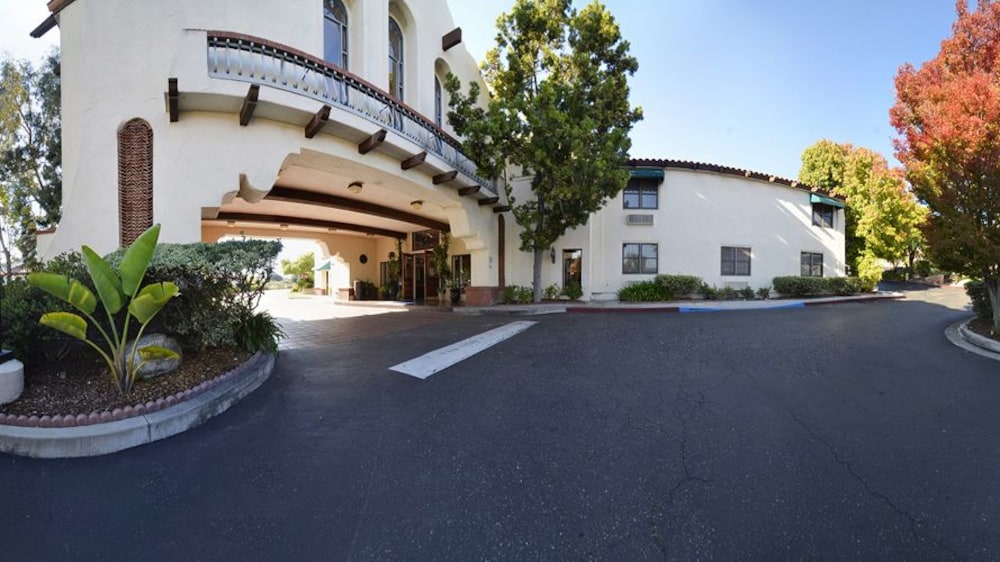 Pet Friendly Best Western Casa Grande Inn in Arroyo Grande, California