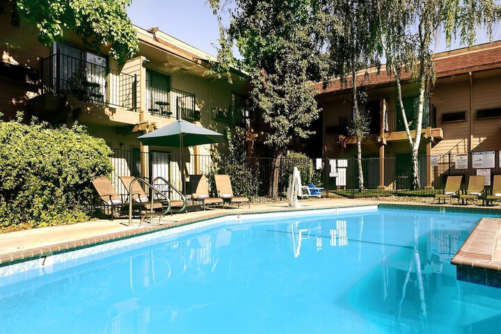 Pet Friendly Best Western Plus Sonora Oaks Hotel & Conference Center in Sonora, California