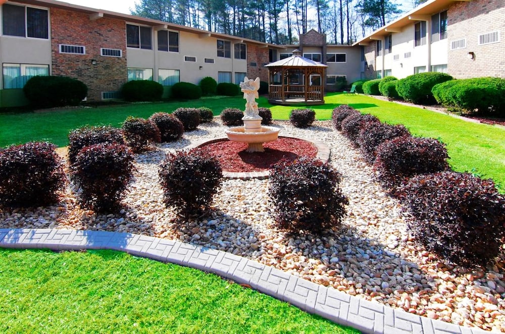 22 Best VERIFIED Pet Friendly Hotels in Macon with Weight Limits & Pet Fees