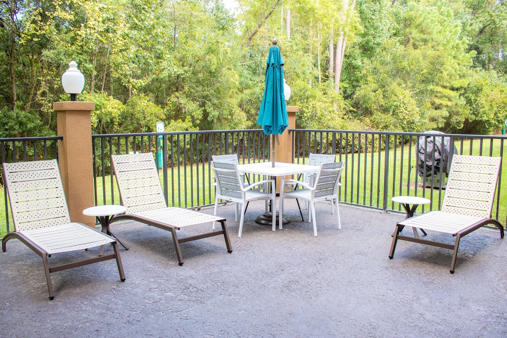 Pet Friendly Best Western Plus Richmond Hill Inn in Richmond Hill, Georgia