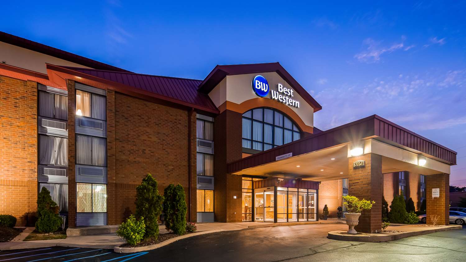 Pet Friendly Best Western Luxbury Inn Fort Wayne in Fort Wayne, Indiana