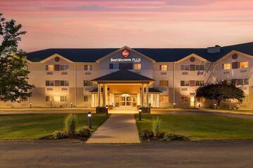 Pet Friendly Best Western Plus Executive Court Inn & Conference Center in Manchester, New Hampshire