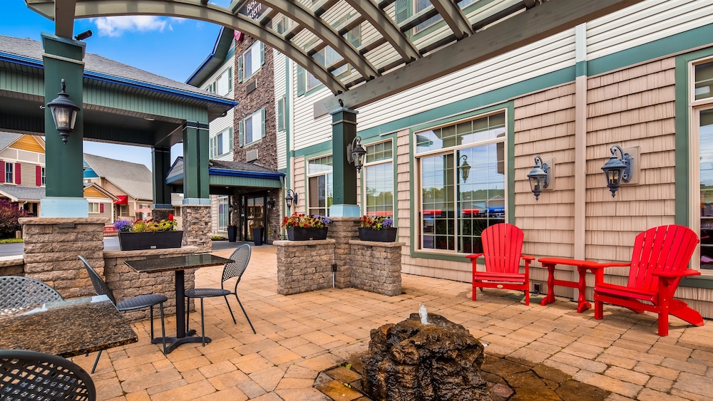 Pet Friendly Best Western Plus Vineyard Inn & Suites in Penn Yan, New York