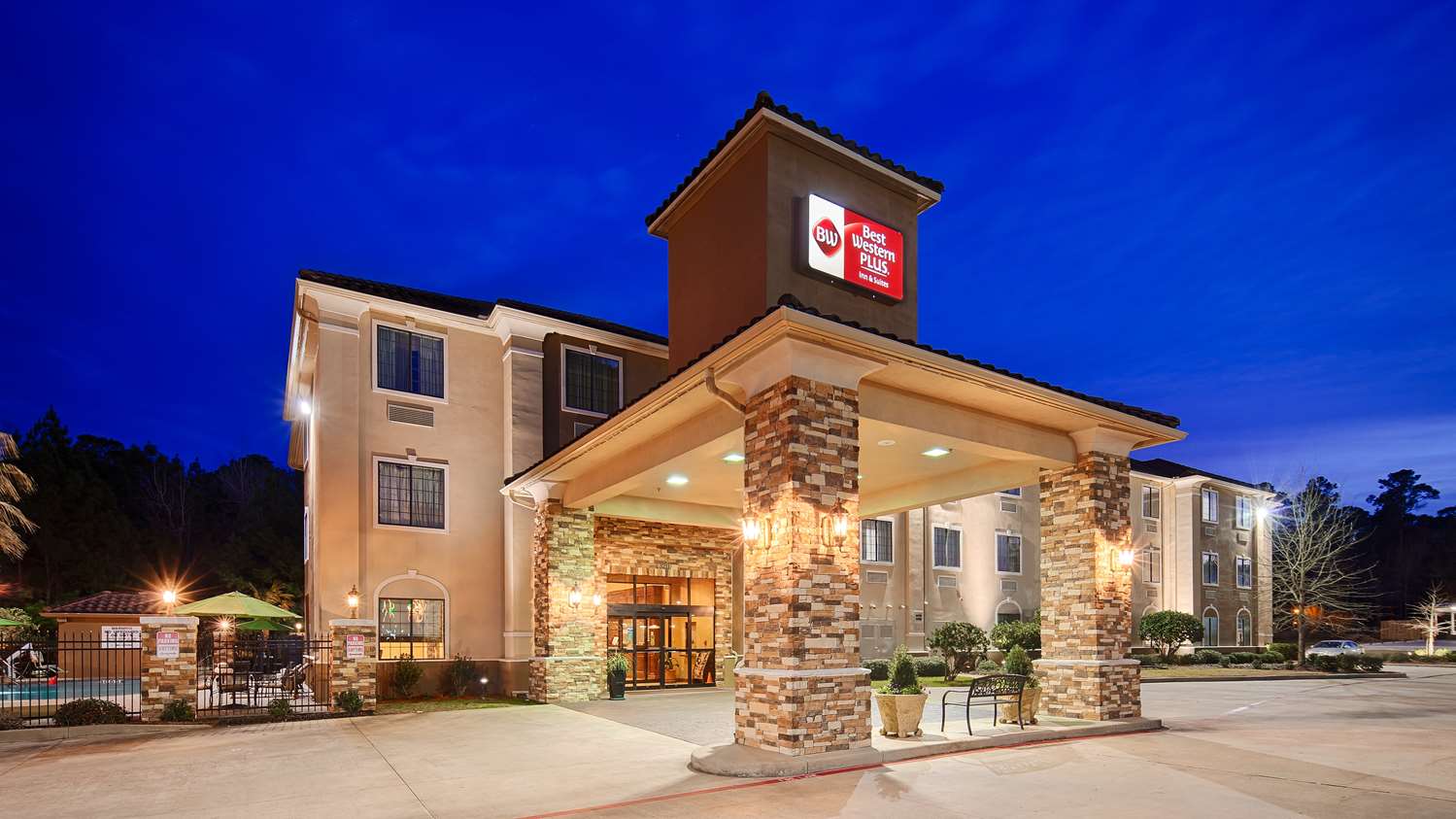 Pet Friendly Best Western Plus Crown Colony Inn & Suites in Lufkin, Texas