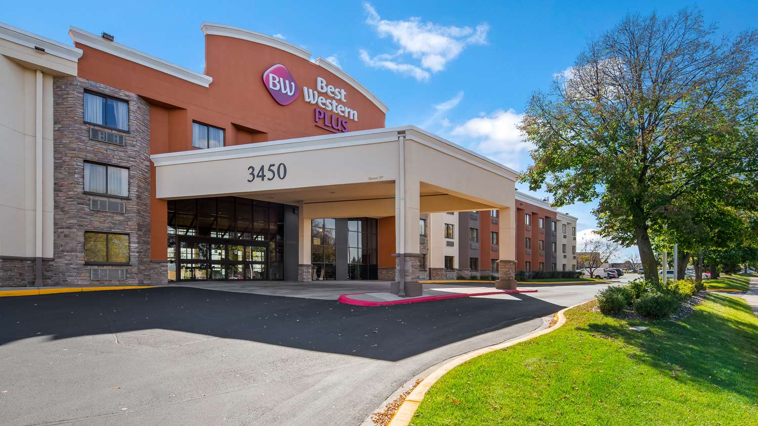 Pet Friendly Best Western Plus Dakota Ridge in Eagan, Minnesota