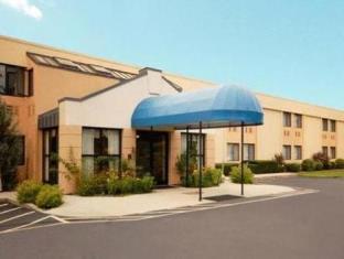 Pet Friendly All Seasons Inn & Suites in Smithfield, Rhode Island