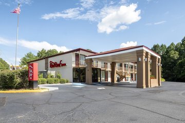 Pet Friendly Red Roof Inn West Point in West Point, Georgia