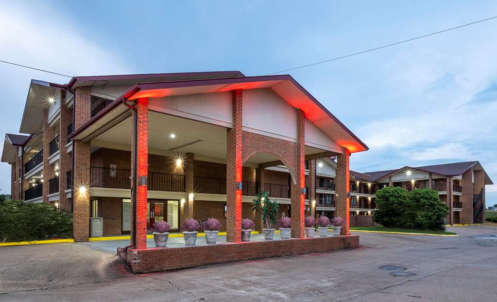 Pet Friendly Red Roof Inn & Suites Bossier City in Bossier City, Louisiana